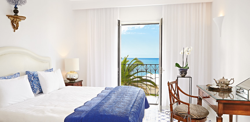 01-4-bedroom-villa-seafront-luxury-accommodation-in-crete